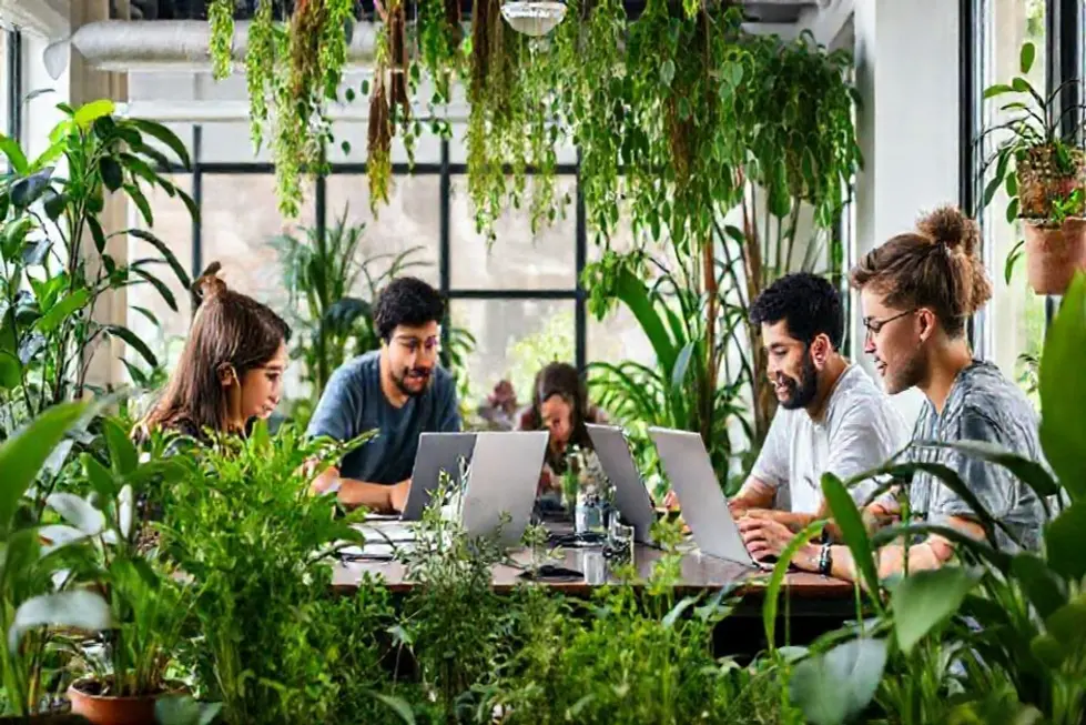 Nômades digitais trabalhando em um espaço sustentável.