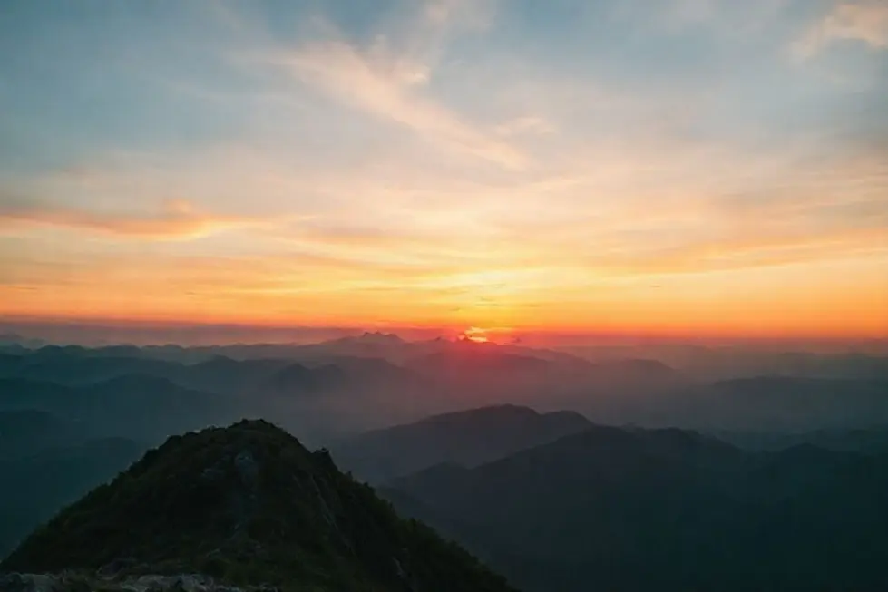 10 Passos para um Crescimento Sustentável em Negócios Nômades Digitais - Web Nômade Digital Pôr do sol no topo da montanha simbolizando crescimento sustentável