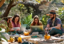 Grupo diverso de nômades digitais discutindo ideias de negócios sustentáveis ao ar livre.