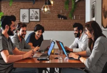 Grupo de nômades digitais trabalhando juntos em um espaço de coworking.