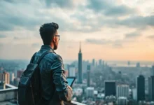 Imagem de um empreendedor digital observando o horizonte de uma cidade, simbolizando sucesso.
