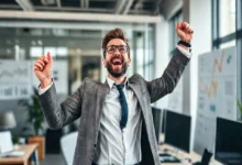 Empreendedor vibrando de felicidade no escritório após alcançar metas financeiras.