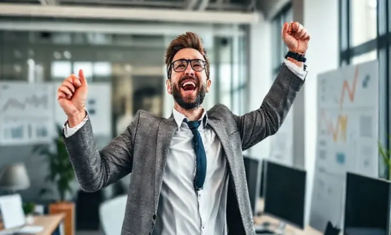Empreendedor vibrando de felicidade no escritório após alcançar metas financeiras.
