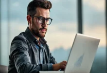 Um empreendedor determinado analisando dados em busca da otimização de lucros.