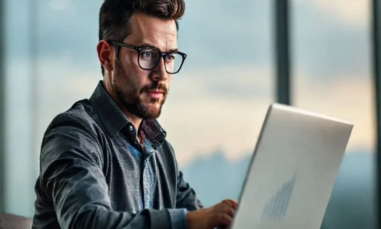 Um empreendedor determinado analisando dados em busca da otimização de lucros.