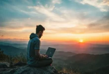 Um nômade digital em um local bonito, trabalhando ao amanhecer.