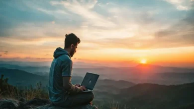 Um nômade digital em um local bonito, trabalhando ao amanhecer.