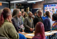 Um mentor inspirador guiando um grupo diversificado em um ambiente de workshop.