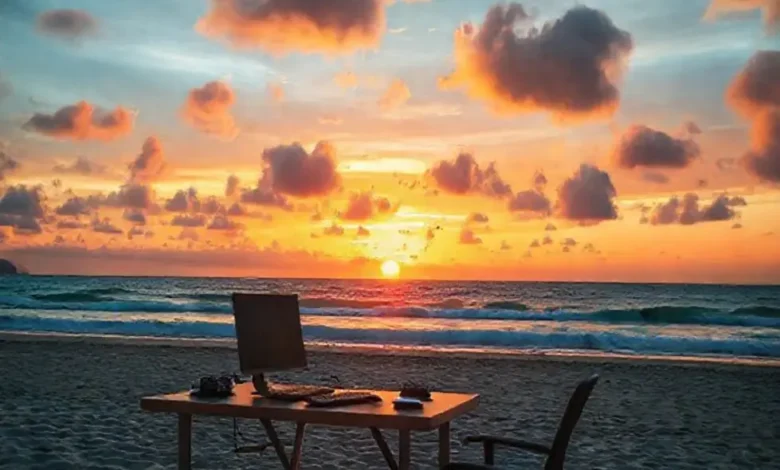 Visualização de um espaço de trabalho nômade digital ao pôr do sol.