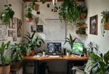 Espaço de trabalho refletindo o estilo de vida nômade digital e práticas sustentáveis.