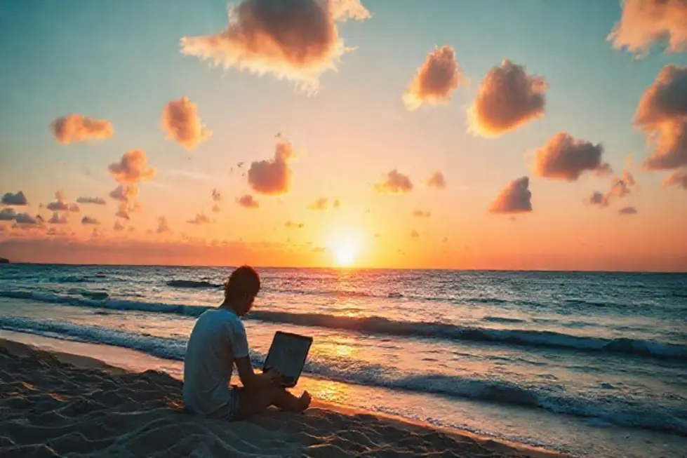 Pôr do sol sobre a praia com um nômade digital trabalhando.