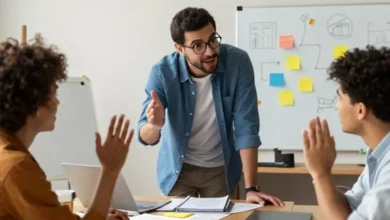 Mentor e empreendedor discutindo ideias em um espaço de trabalho.