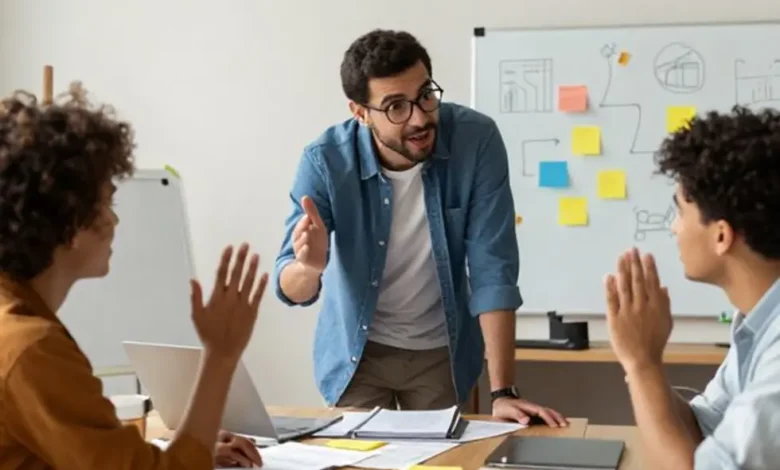 Mentor e empreendedor discutindo ideias em um espaço de trabalho.