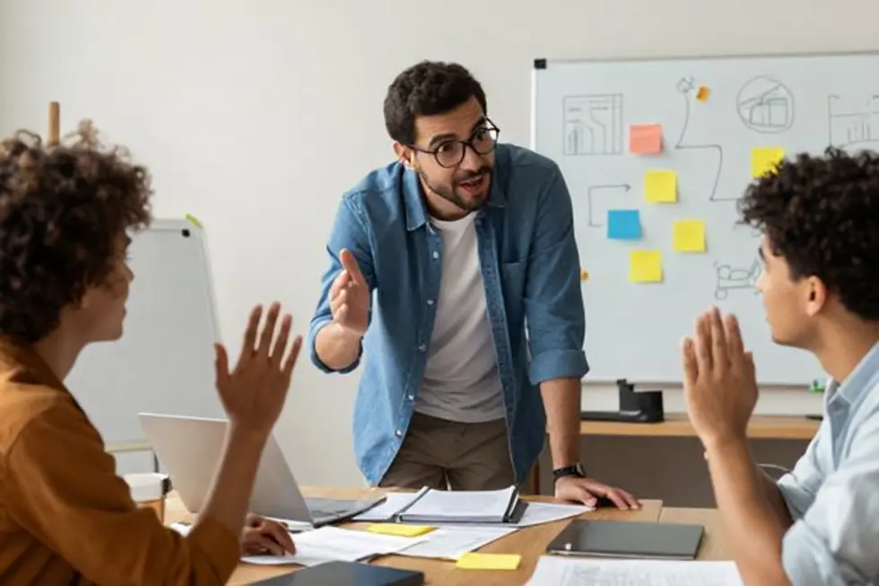 10 Estratégias para Estruturar um Programa de Mentoria de Sucesso - Web Nômade Digital Mentor e empreendedor discutindo ideias em um espaço de trabalho.