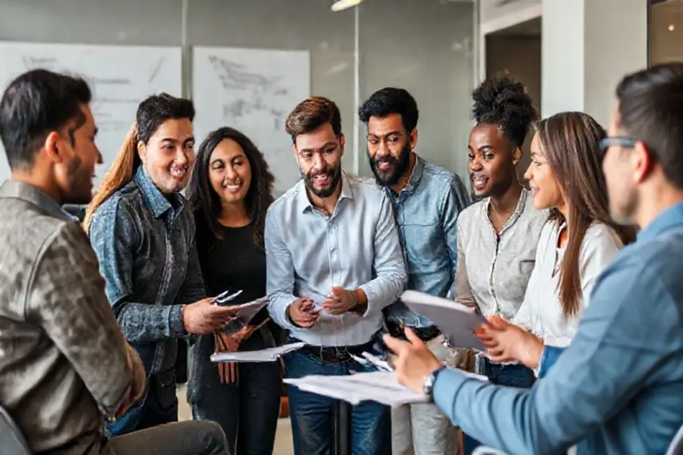 Grupo de empreendedores discutindo com um mentor