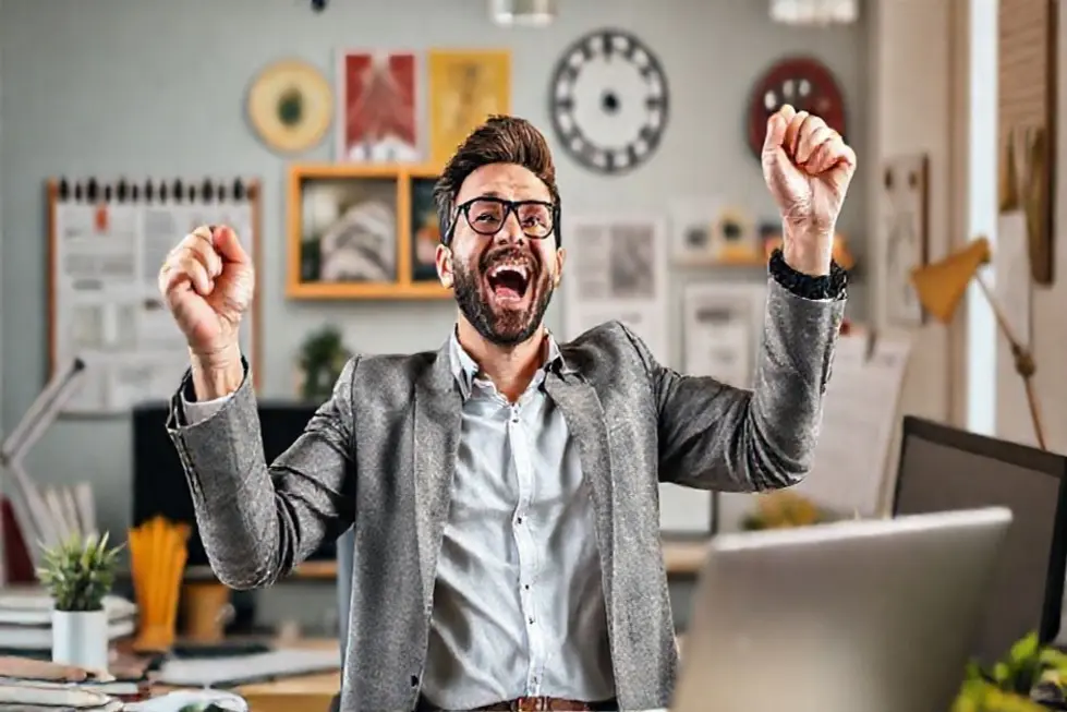 Empreendedor digital celebrando o sucesso financeiro.