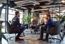 Ambiente vibrante de mentoria empresarial com interação entre mentores e mentorados.