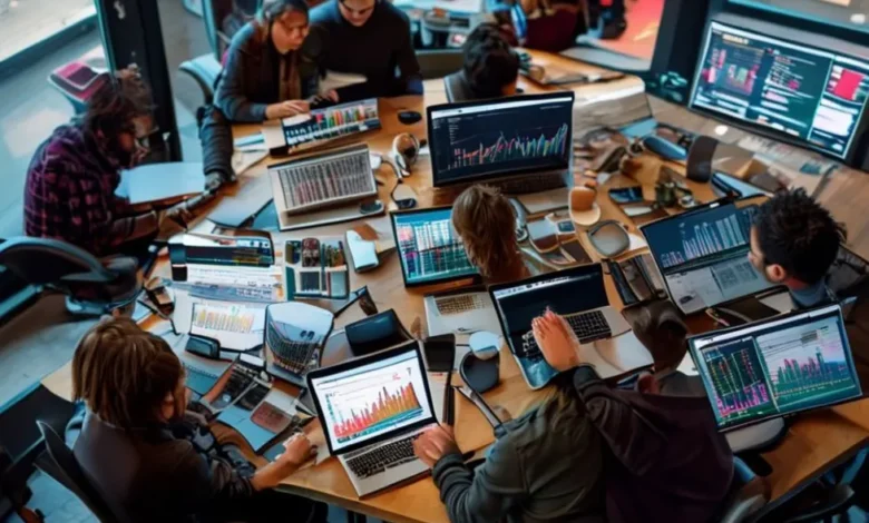 Nômades digitais em um ambiente colaborativo discutindo estratégias.