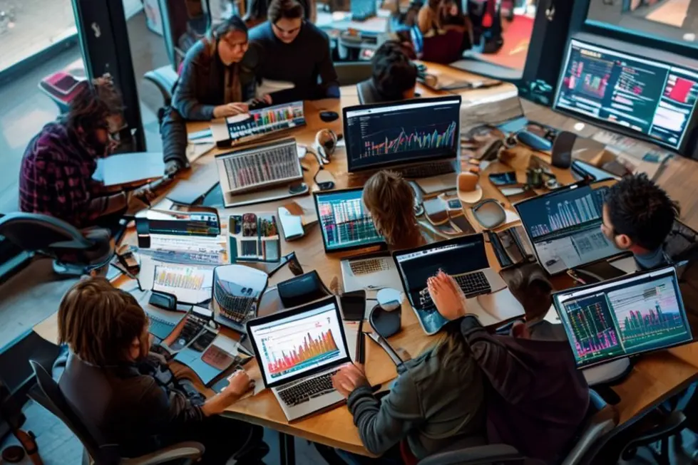 Nômades digitais em um ambiente colaborativo discutindo estratégias.