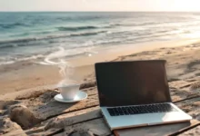 Um ambiente de trabalho de nômade digital à beira-mar.