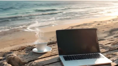 Um ambiente de trabalho de nômade digital à beira-mar.