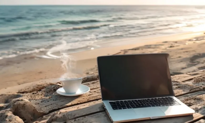 Um ambiente de trabalho de nômade digital à beira-mar.