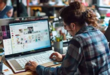 Freelancer em uma chamada de vídeo organizando sua agenda cheia de clientes.