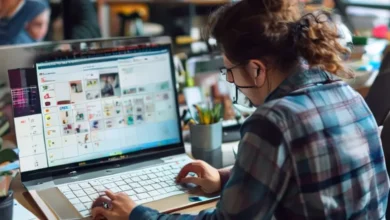 Freelancer em uma chamada de vídeo organizando sua agenda cheia de clientes.