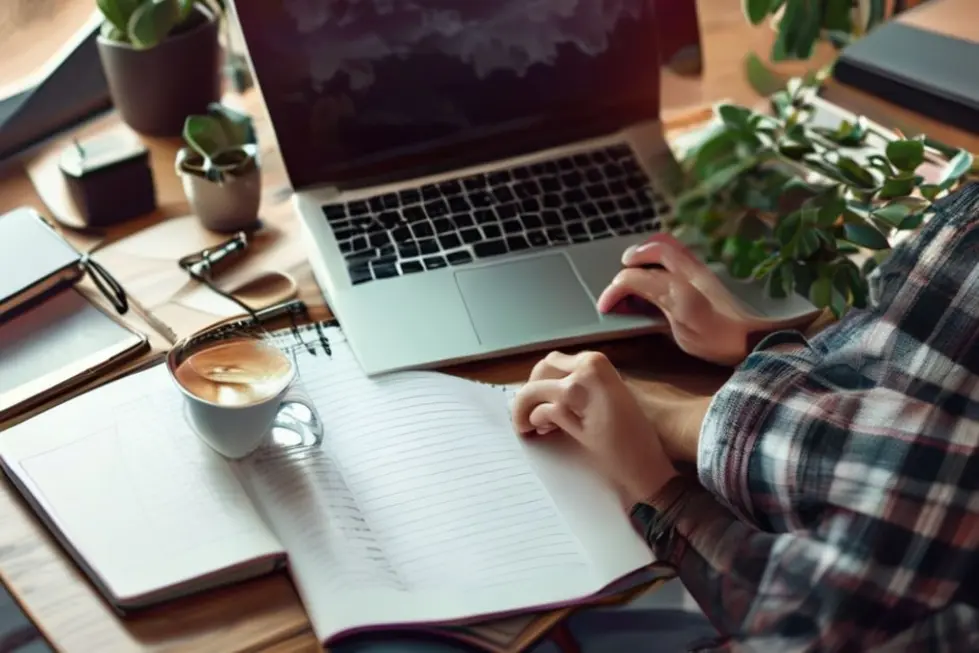 Freelancer trabalhando em um ambiente produtivo.