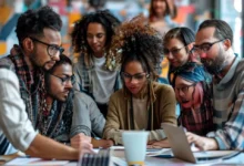 Grupo diversificado de empreendedores digitais colaborando em um ambiente inspirador.