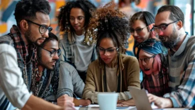 Grupo diversificado de empreendedores digitais colaborando em um ambiente inspirador.