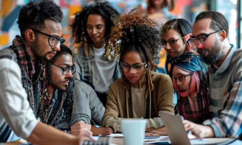 Grupo diversificado de empreendedores digitais colaborando em um ambiente inspirador.