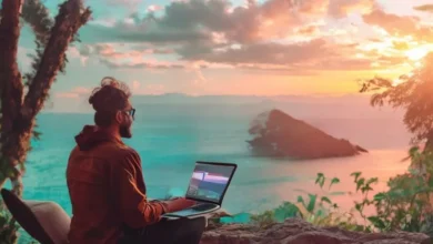 Um nômade digital em um local bonito, usando um laptop.