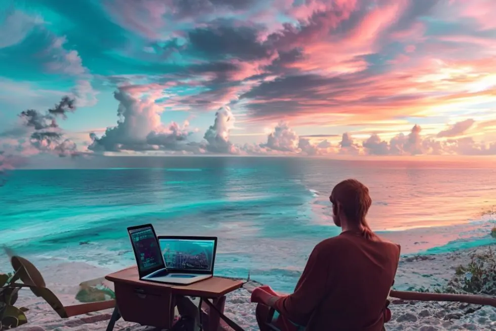 Nômade digital trabalhando em uma praia