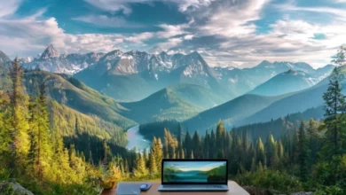 Nômade digital trabalhando em um belo cenário montanhoso.