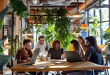 Grupo de nômades digitais em um ambiente de trabalho ecológico, simbolizando união e crescimento sustentável.