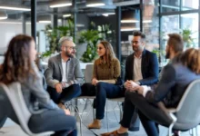 Grupo diversificado de profissionais participando de uma sessão de mentoria.