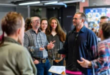 Mentor profissional conduzindo um workshop com mentees