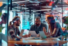 Imagem de um grupo de empreendedores e nômades digitais colaborando em um ambiente moderno sobre estratégias de crescimento de negócios.