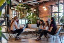 Grupo de nômades digitais trabalhando em conjunto para aumentar a rentabilidade de seus negócios online.