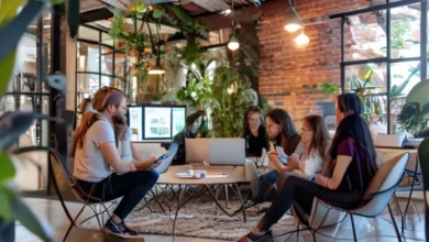 Grupo de nômades digitais trabalhando em conjunto para aumentar a rentabilidade de seus negócios online.