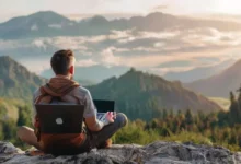 Nômade digital em um ponto de vista cênico, representando a jornada de independência e flexibilidade.