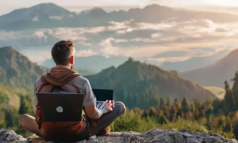 Nômade digital em um ponto de vista cênico, representando a jornada de independência e flexibilidade.