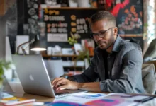 Empreendedor trabalhando em um escritório moderno e criativo.