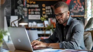 Empreendedor trabalhando em um escritório moderno e criativo.