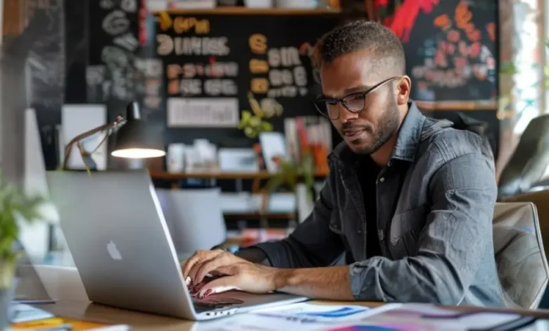 Empreendedor trabalhando em um escritório moderno e criativo.