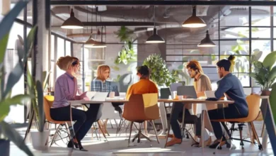 Empreendedores trabalhando juntos em um espaço moderno