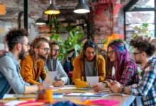 Grupo diverso de empreendedores colaborando e compartilhando ideias.