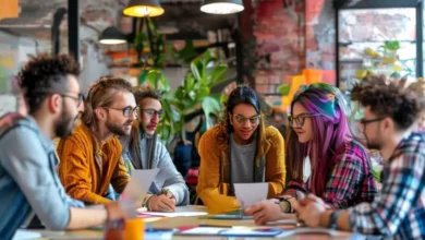 Grupo diverso de empreendedores colaborando e compartilhando ideias.