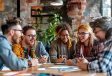 Grupo diverso de aspirantes a empreendedores discutindo ideias em uma mesa.